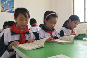 翻開書本，小女孩闖入了她的童話世界……